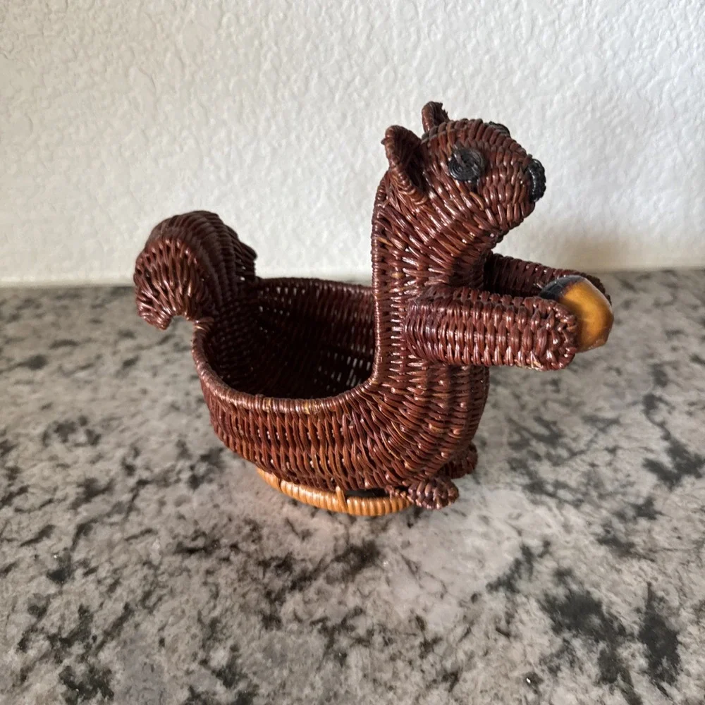 Vtg Wicker Squirrel & Acorn Basket Nut Candy Trinket Plant Cottagecore